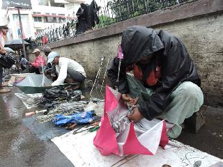 100 umbrellas and one-tenth repair! | शंभराची छत्री अन दिडशेची दुरूस्ती!