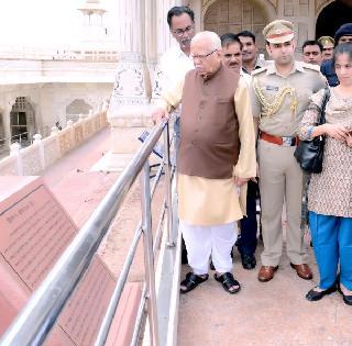 Deleting the inscription of Chhatrapati, he removed the inscription from Agra Fort | छत्रपतींची अवमानना करणारा आग्रा किल्ल्यातील शिलालेख हटवला