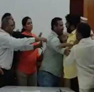 MLA Bachu Kadu hoisted the hands of the Municipal Commissioner of Nashik | आमदार बच्चू कडू यांनी उगारला नाशिकच्या मनपा आयुक्तांवर हात