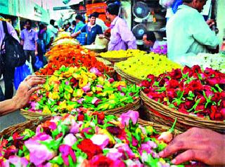 Flood market due to rain | पावसामुळे कोमेजला फुलांचा बाजार