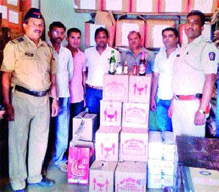 Illegal liquor traffic case arrest | अवैध दारू वाहतूक प्रकरणी अटक