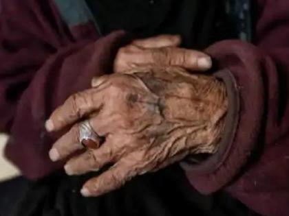 Aurangabad : 90-year-old mother got corona, so the boy left her in the forest! | निंदनीय: 90 वर्षीय आईला कोरोना झाला म्हणून मुलानं तिला जंगलात सोडलं! 