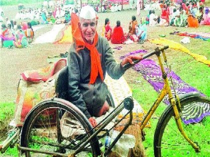 Pandharpur Wari : Losing the legs is going on 'wari' | पंढरीची ओढ : पाय गमावूनही सुरू आहे ‘वारी’,