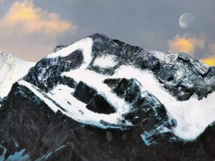 Om has disappeared from the famous Om mountain, a cause for concern has come to light | प्रसिद्ध ओम पर्वतावरून गायब झाला ॐ, समोर आलं चिंता वाढवणारं कारण