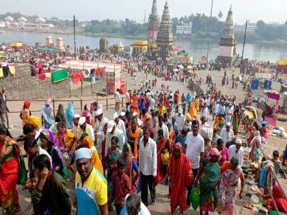 On the occasion of Magh Wari in Pandharpur, police officers have arrived in Warkari garb for the security of devotees  | पंढरपुरात माघ वारी; भाविकांच्या सुरक्षेसाठी वारकरी वेषात पोलीस अधिकारी