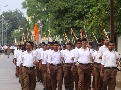 On the occasion of Vijayadashami, Rashtriya Swayamsevak Sangh was organized in Akola city  | विजयादशमी निमित्त अकोला शहरात राष्ट्रीय स्वयंसेवक संघाचे शानदार पथसंचलन