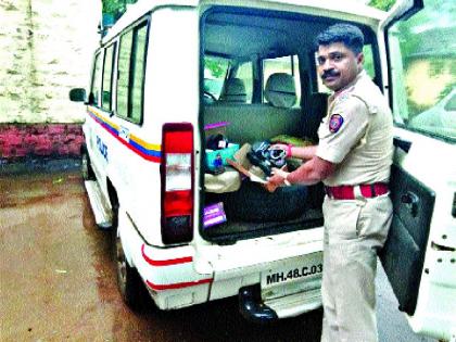 'Santa Claus', a khaki wardrobe that gives footwear to barefoot kids | अनवाणी मुलांना पादत्राणे देणारा खाकी वर्दीतला ‘सांताक्लॉज’