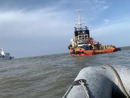 Cyclone Tauktae: Five dead bodies found on the beach Raigad; police inform ONGC | Cyclone Tauktae: रायगडमध्ये खळबळ; समुद्र किनारी पाच मृतदेह सापडले, ONGC च्या बार्जवरील कामगार असण्याची शक्यता