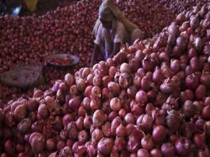 One kg onion for Rs 24 in three big cities including Mumbai; Central government launches scheme | मुंबईसह तीन मोठ्या शहरात २४ रुपयांत एक किलो कांदा; केंद्र सरकारने योजनेचा केला शुभारंभ One kg onion for Rs 24 in three big cities including Mumbai; Central government launches scheme | मुंबईसह तीन मोठ्या शहरात २४ रुपयांत एक किलो कांदा; केंद्र सरकारने योजनेचा केला शुभारंभ