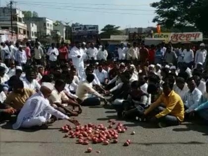 farmers demand to give MSP for onion in nashik | Video - कांद्याला हमीभाव देण्यासाठी कळवणमध्ये शेतकऱ्यांचा रास्ता रोको