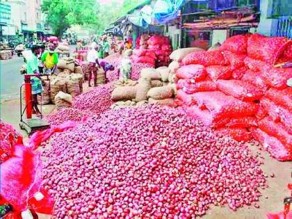 Onion prices rise again by Rs. Thousands of track goods marketed in one day | कांद्याच्या भावात पुन्हा अडीचशेची वाढ; एका दिवसात हजारो ट्रॅक माल बाजारात