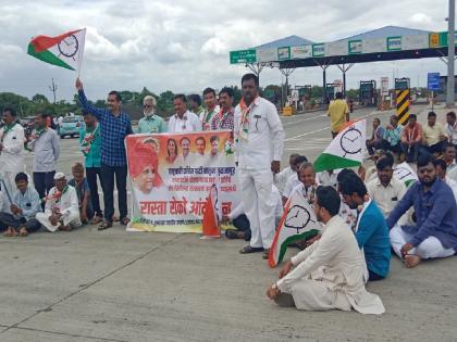 NCP Aggressive for Farmers' Question; rastaroko at Tamalwadi toll booth | शेतकऱ्यांच्या प्रश्नासाठी राष्ट्रवादी आक्रमक; तामलवाडी टोलनाक्यावर रास्ता रोको