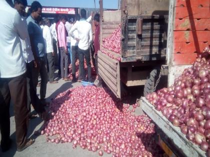 When the traders demand 100 kg onion in 20 rupees, the angry farmers stopped the auction | व्यापाऱ्यांनी २० रुपये क्विंटलने कांदा मागताच संतप्त शेतकऱ्यांनी बंद पाडला लिलाव