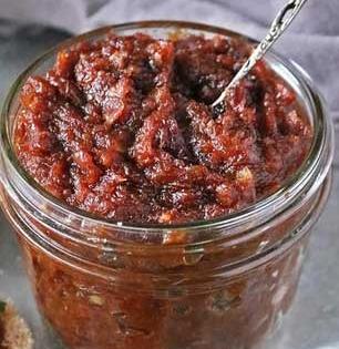 ना परतायची गरज ना भाजायची, मोजून ५ मिनिटांत करा कांद्याची चटणी, झणझणीत आणि सोपी रेसिपी