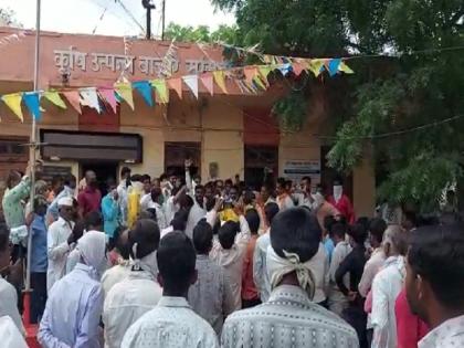 Anger of farmers in Gangapur; The onion auction closed due to low rates | गंगापुरात शेतकऱ्यांचा संताप; कमी दरामुळे कांदा लिलाव बंद पाडला