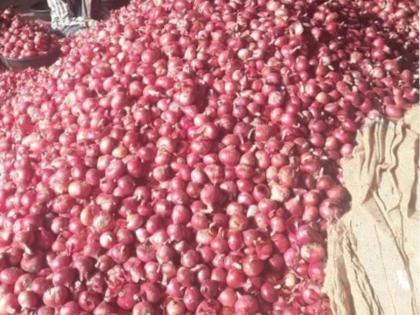 Onion Lot stuck in Navi Mumbai due to market committee shutdown; 1,405 tonnes of onion received during the day | बाजार समित्या बंदमुळे राज्यातील कांदा नवी मुंबईत; दिवसभरात १,४०५ टन कांद्याची आवक