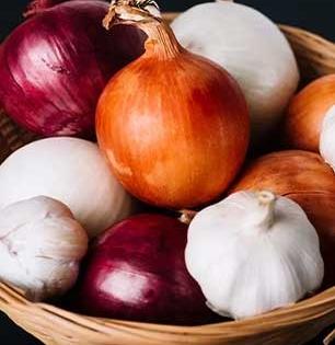 कांदाबटाट्यांना कोंब फुटतात, लवकर सडतात? ३ गोष्टी करा- कांदेबटाटे जास्त विकत आणले तरी नो टेंशन