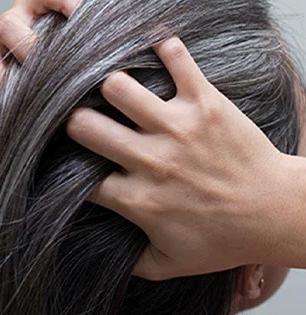 फक्त २ आठवडे केसांवर लावा कांद्याचा रस, मग बघा कमाल; केस होतील काळे, गळणेही थांबतील