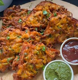 ब्रेड पकोडा आणि कांदा भजीचे फ्यूजन - चहासोबत खा गरमागरम कांद्याचा ब्रेड पकोडा, खमंग पदार्थाची झटपट रेसिपी