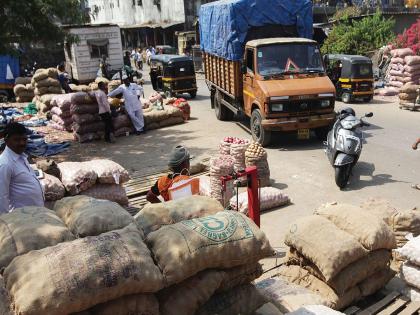 Thane shops on the road by onion and potato traders | कांदा-बटाटा व्यापाऱ्यांनी रोडवर थाटली दुकाने