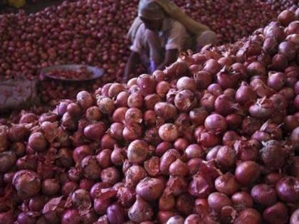 How much loot? 20 rupees per kg of onion in Kalamana and 40 rupees per kg near home! | किती ही लूट? कळमन्यात कांदा २० रुपये, तर घराजवळ ४० रुपये किलो !