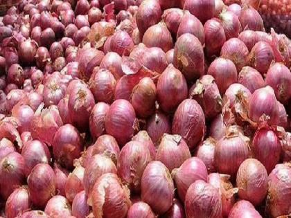 The fall in onion prices in Sangli has sparked controversy among traders and farmers | सांगलीत कांद्याचे दर पाडल्याने व्यापारी-शेतकऱ्यांमध्ये जोरदार वादावादी