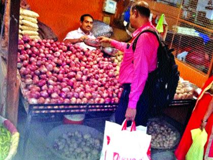 onion price rich to 100 rupees, buying and selling declined | कांद्याने केले शतक पार, खरेदी-विक्री घटली