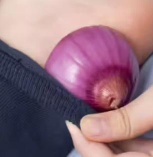 तळपायाला कांदा लावा आणि बघा तब्येत कशी सुधारते, आजीबाईच्या बटव्यातील पारंपरिक उपाय...