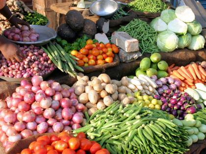 challenge of keeping vegetable and onion supply amid coronavirus | Coronavirus: कांद्यासह भाजीपाल्याचा पुरवठा सुरळीत ठेवण्याचे आव्हान challenge of keeping vegetable and onion supply amid coronavirus | Coronavirus: कांद्यासह भाजीपाल्याचा पुरवठा सुरळीत ठेवण्याचे आव्हान
