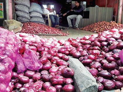 At the beginning of the new year, onion prices have come down to half | Onion Price : नवीन वर्षाच्या सुरुवातीला कांद्याचे दर आले निम्म्यावर