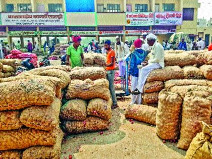  Double in onion in the market | चाकण बाजारात कांद्याची दुप्पट आवक