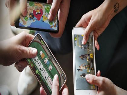 Gambling introduced in mobile phones, destroying lives in households!  Growing danger due to outdated laws | मोबाइलमध्ये मांडला जुगार, घराघरात उद्ध्वस्त संसार! कालबाह्य कायद्यांमुळे वाढता धोका