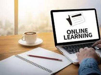 Mobiles, laptops again in the hands of students for online learning | ऑनलाइन शिक्षणासाठी विद्यार्थ्यांच्या हाती पुन्हा मोबाइल, लॅपटॉप