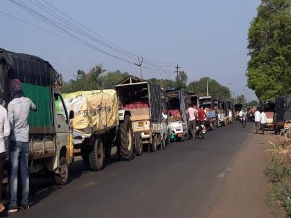 Report Corona first then enter; 2 km queue of onion growers outside the APMC Market Nashik | आधी कोरोना अहवाल द्या मगच प्रवेश करा; कृषी उत्पन्न बाजार समितीबाहेर कांदा उत्पादकांच्या २ किमी रांगा