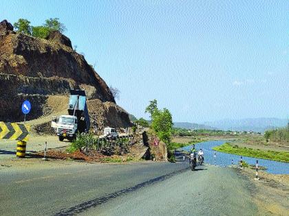 Fear of heavy rains on Mumbai-Goa route | मुंबई-गोवा मार्गावर पावसाळ्यात दरड कोसळण्याची भीती