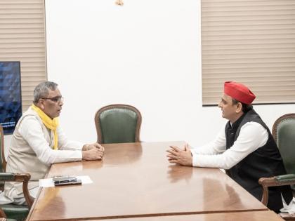 akhilesh yadav meets op rajbhar sp for alliance with sbsp uttar pradesh election 2022 | UP Election 2022: “एकत्र मिळून BJP ला साफ करून टाकू”; अखिलेश यादव भेटीनंतर ओपी राजभर यांचा एल्गार