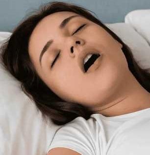 तोंड उघडं ठेवून झोपण्याची सवय फारच घातक, नकळत होणारी चूक देते अनेक गंभीर आजारांना आमंत्रण