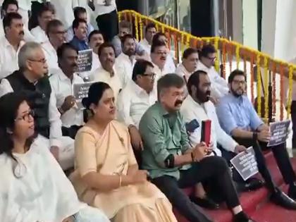maharashtra monsoon session 2025 the post of leader of opposition still vacant and opposition criticizes the government | विधानसभेचे विरोधी पक्षनेते पद रिक्त, विरोधकांची सरकारवर टीका; विधिमंडळात पायऱ्यांवर आंदोलन maharashtra monsoon session 2025 the post of leader of opposition still vacant and opposition criticizes the government | विधानसभेचे विरोधी पक्षनेते पद रिक्त, विरोधकांची सरकारवर टीका; विधिमंडळात पायऱ्यांवर आंदोलन