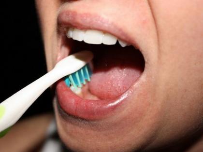 Brush in the teeth twice a day is necessary to prevent corona virus british dentist | दिवसातून 2 वेळा ब्रश केल्यास कोरोना संसर्गापासून होऊ शकतो बचाव; ब्रिटिश तज्ज्ञांचा दावा