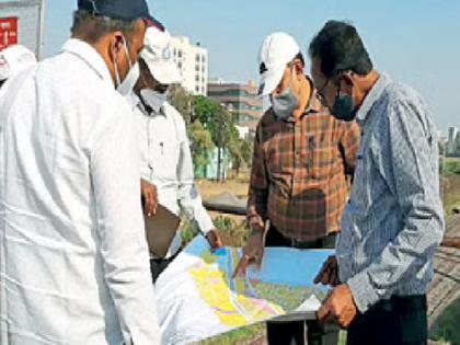 While counting for the parallel bridge in the shelter, Grandpa said will my house go? | आसऱ्यातील समांतर पुलासाठी मोजणीवेळी आजोबा म्हणाले माझं घर जाईल का?