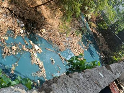 The release of chemical laden water into the nala has again raised the issue of pollution in Dombivali | धक्कादायक! गुलाबी रस्त्यानंतर आता 'हिरव्या' रंगाचा नाला; डोंबिवलीकर पुन्हा धास्तावले