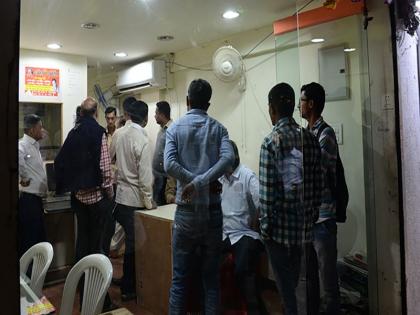 Outbreak due to 'racketeering' at Cyber ​​Cafe's customer service center | जळगावात सायबर कॅफेच्या ग्राहक सेवा केंद्रात ‘हेराफेरी’ झाल्याने उद्रेक