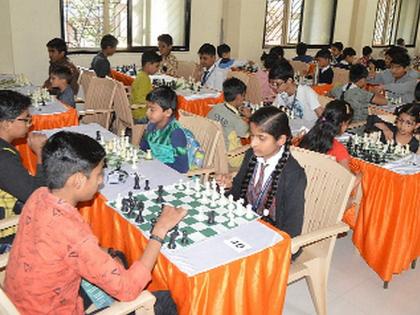  3 contestants competing in the racket | बुध्दीबळ स्पर्धेत १७८ स्पर्धक सहभागी