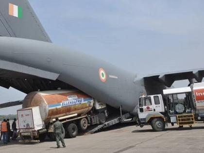 Air Force imports 352 empty oxygen cylinders | वायुदलाने विदेशातून आणली ३५२ रिकामी ऑक्सिजन सिलिंडर्स