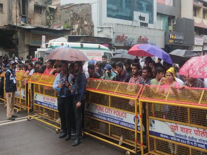 After standing and waiting for an hour and a half their car drove off without stopping; Displeasure of citizens after Modi's visit | दीड तास उभं राहून वाट पाहिली अन् त्यांची गाडी न थांबता निघून गेली; मोदींच्या दौऱ्यानंतर नागरिकांची नाराजी