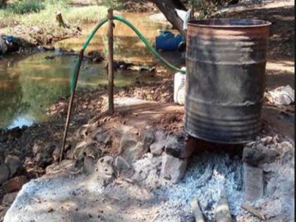 Raid on a village liquor kiln in Pimpri Two women were charged | पिंपरीत गावठी दारूच्या हातभट्टीवर छापा; दोन महिलांवर गुन्हा दाखल