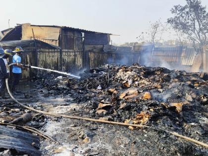 A huge fire broke out at a scrap warehouse the fire was brought under control in one and a half hours | भंगाराच्या गोदामाला भीषण आग; दीड तासात आगीवर नियंत्रण