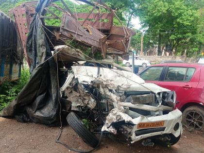 Pune - Two vehicles collided head-on on Nashik National Highway; The driver died on the spot | पुणे - नाशिक राष्ट्रीय महामार्गावर दोन वाहनांची समोरासमोर धडक; वाहन चालकांचा जागीच मुत्यू