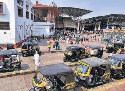 'I'll leave you', a waiting young man was robbed by a rickshaw driver, shocking incident at Pune railway station | 'मी तुम्हाला सोडतो', वाट पाहणाऱ्या तरुणाला रिक्षाचालकाने लुटले, पुणे रेल्वे स्टेशनवरील धक्कादायक प्रकार