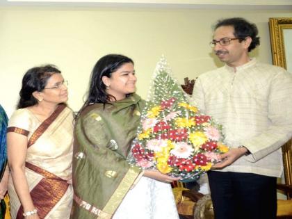 Lok Sabha elections 2019 - BJP Candidate Poonam Mahajan met Uddhav Thackeray | युवासेनेची नाराजी दूर करण्यासाठी पूनम महाजन 'मातोश्री'च्या दारी